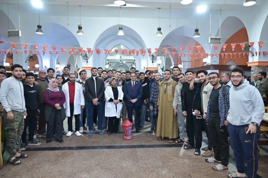 رئيس جامعة القاهرة وطلاب المدن الجامعية