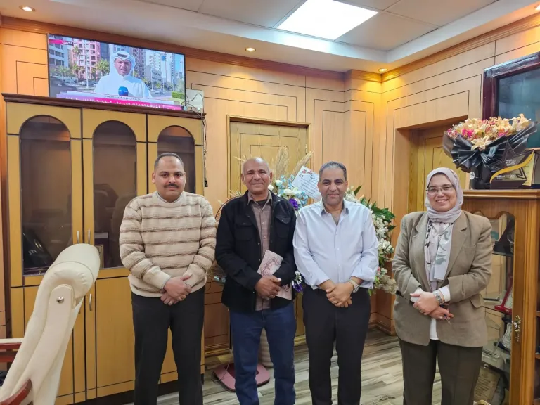 وكيل وزارة يكرم عدد من القيادات 