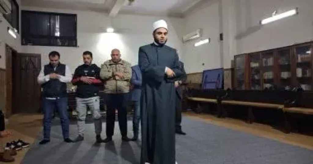   صلاة المغرب في الكنيسة