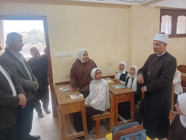 رئيس الإدارة المركزية لمنطقة بنى سويف الأزهرية يتابع سير العملية التعليمية بمعاهد اهناسيا
