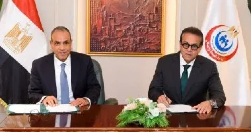 جانب من التوقيع 