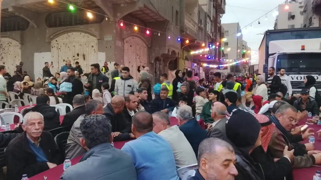 إفطارا جماعيا في غزة