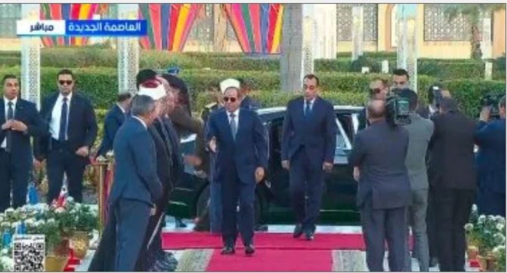 السيد الرئيس عبد الفتاح السيسي يصل مسجد الفتاح العليم