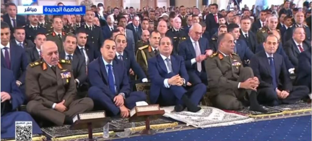 الرئيس السيسي يستمع لخطبة عيد الفطر المبارك بمسجد الفتاح العليم