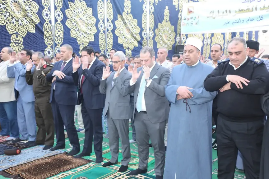 محافظ بنى سويف يؤدى صلاة عيد الفطر