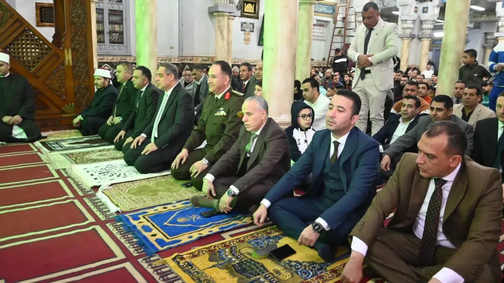 مدير أمن البحيرة  يؤدى صلاة عيد الفطر