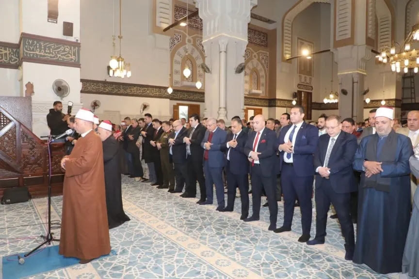 محافظ الشرقية يؤدى صلاة العيد بجامع الفتح