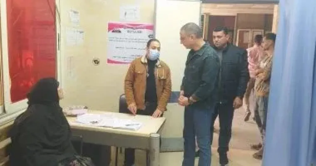 محافظ الجيزة يجرى جولة مفاجئة بمستشفى الصف