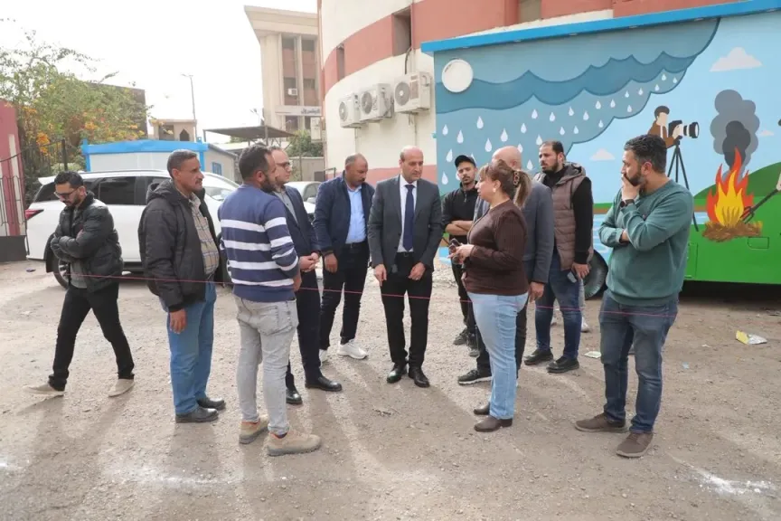 محافظ اثناء تفقد المكان 