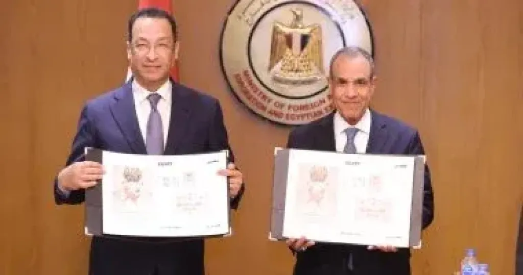 جانب من التوقيع