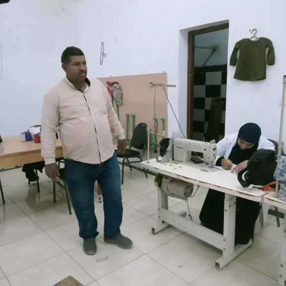 جانب من العمل الخياطه 