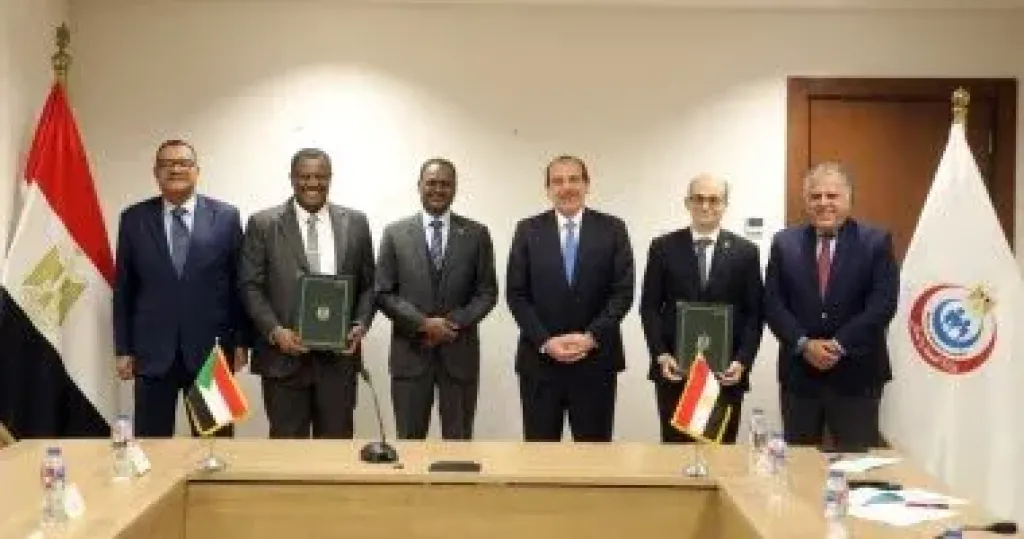 جانب من التوقيع 