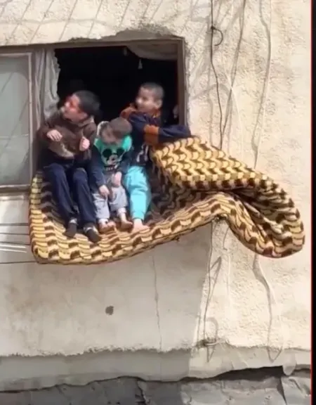 اطفال خارج شباك شقهعلى ارتفاع عالى فى الاسكندريه