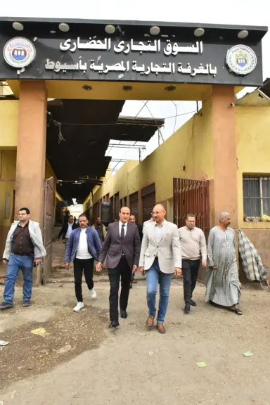 محافظ أسيوط يتفقد سوق 