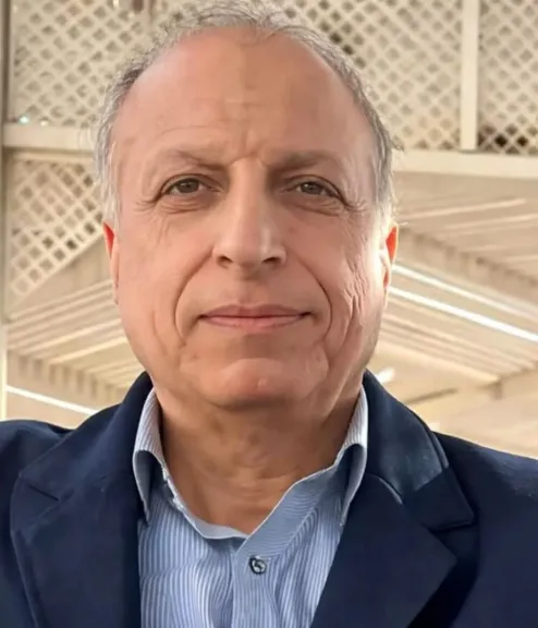 الكاتب الصحفى عزت سلامة 