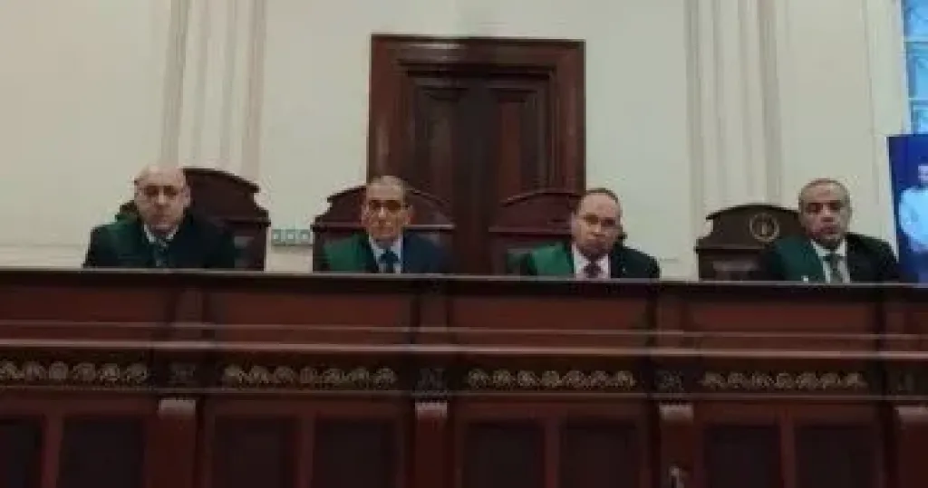 هيئة المحكمة برئاسة المستشار عبد الرحمن حافظ رئيس المحكمة