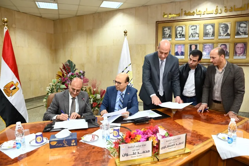 محافظ أسيوط ورئيس الجامعه 