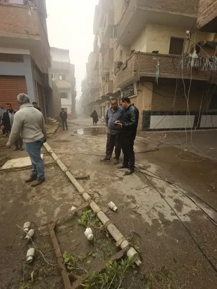 أعمدة إنارة متساقطة 