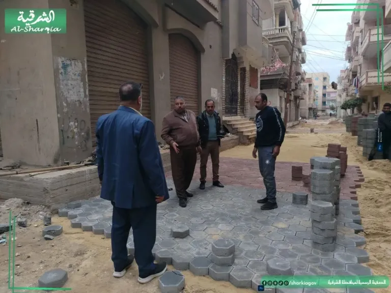 جانب من تركيب البلاط