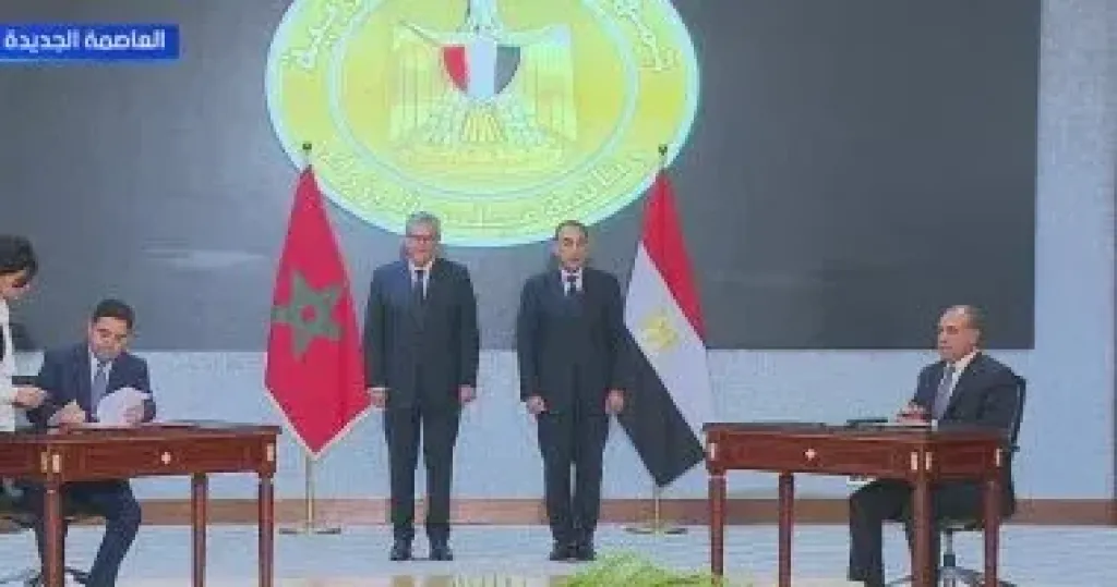 جانب من التوقيع 