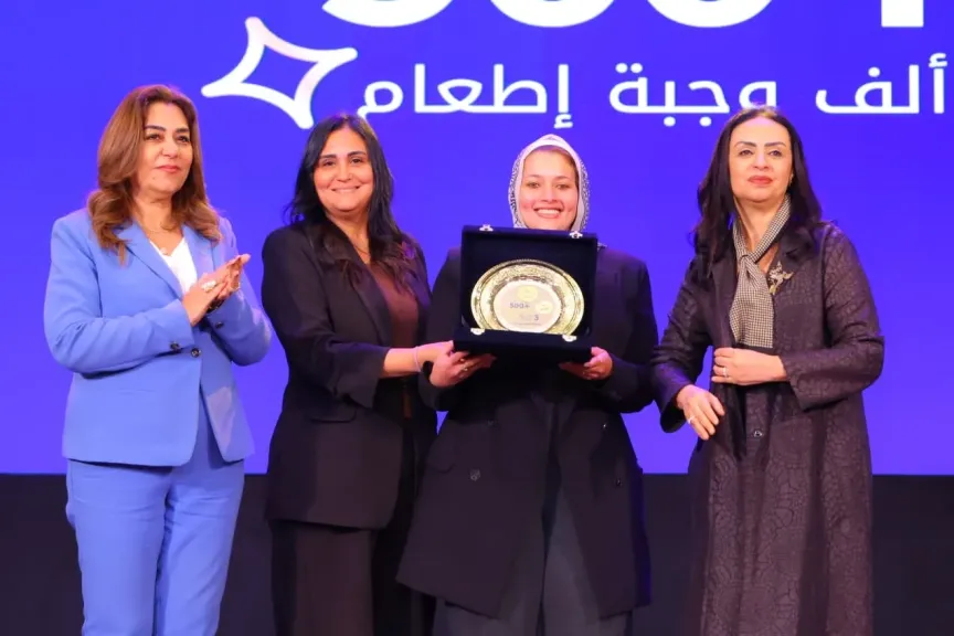 وزيرة التضامن تكرم قيادات مؤسسة صناع الخير