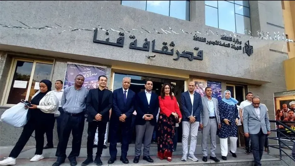 وزيره الثقافه تزور مكتبه الطفل  والشباب بقنا