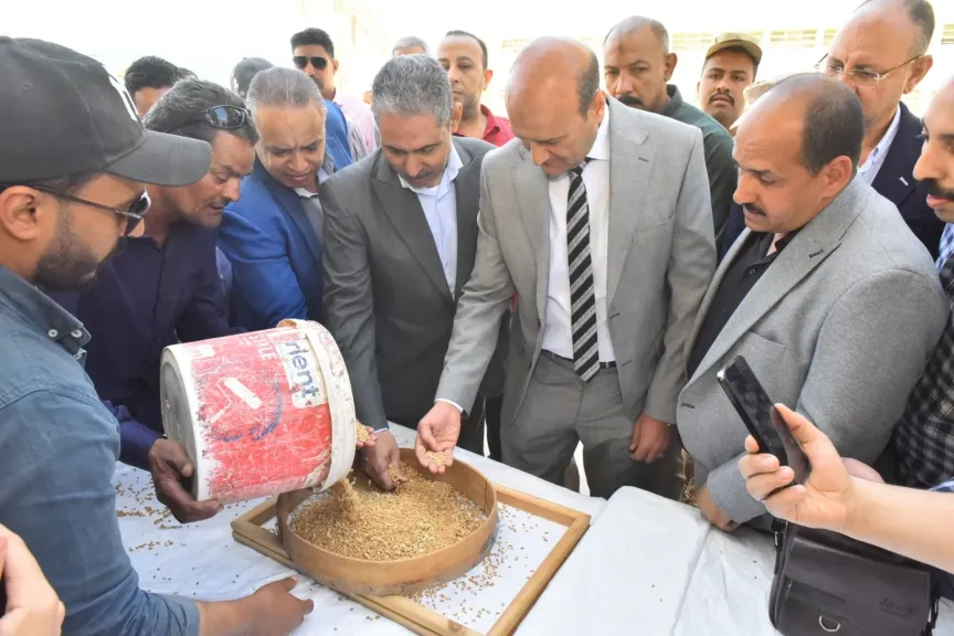 محافظ اثناء معاينه القمح 