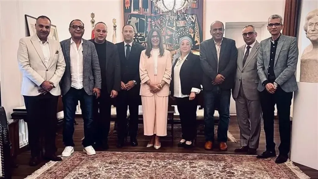 اجتماع وزيره الثقافه مع رئيسيه اكاديميه الفنون وقسم  التصوير