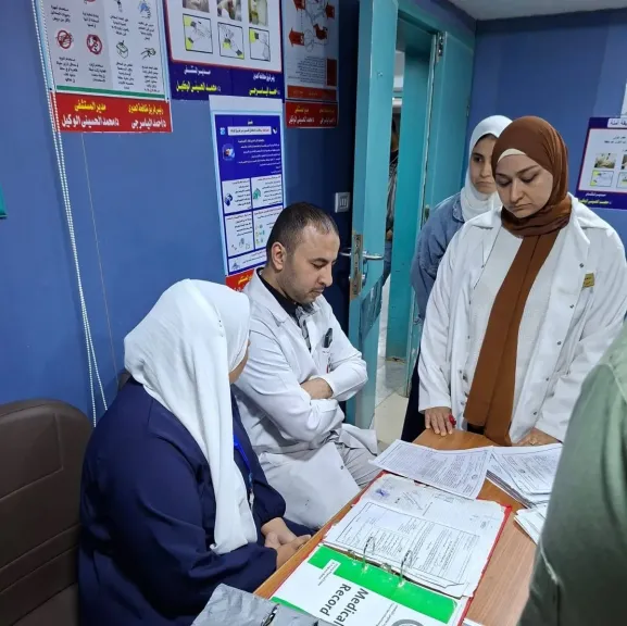 جانب من مباشرة المديرللعمل 