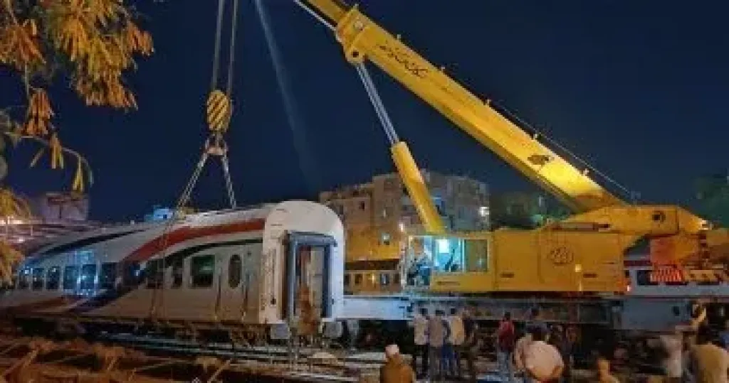 رفع عربة قطار 187 الروسي بأسوان بعد تعرضه لحادث انقلاب