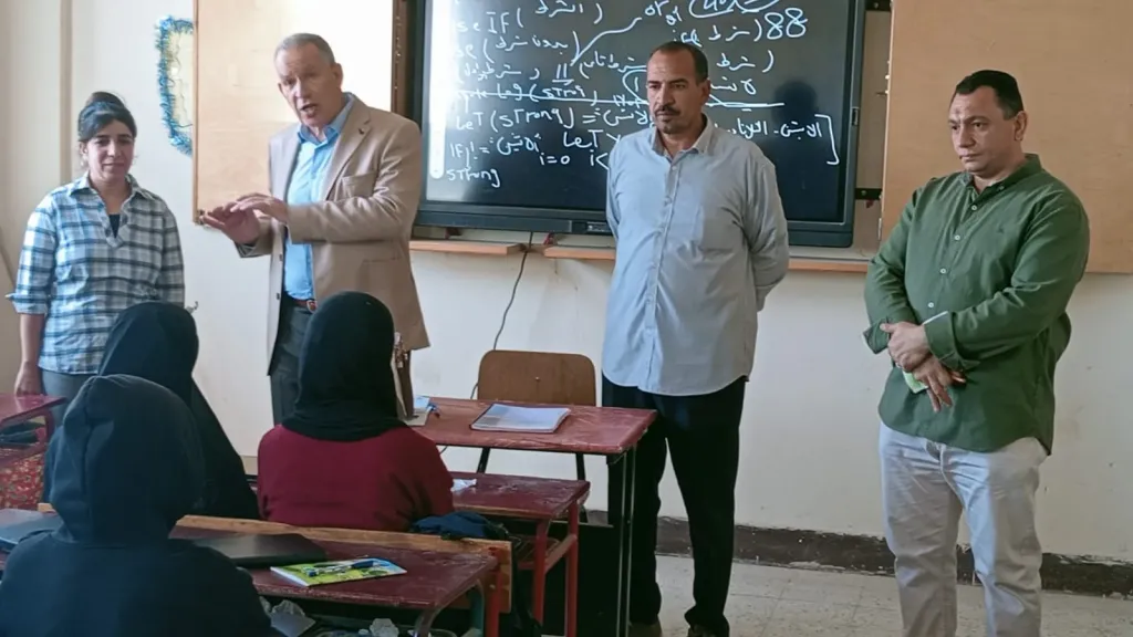 جانب من متابعه 