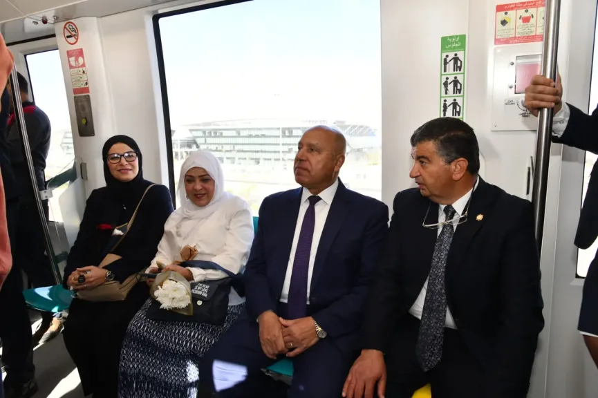 ​وزير النقل يستقل "المونوريل" للذهاب لمقر الوزارة بالعاصمة الإدارية
