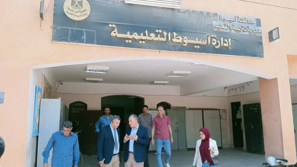 جانب من متابعه 