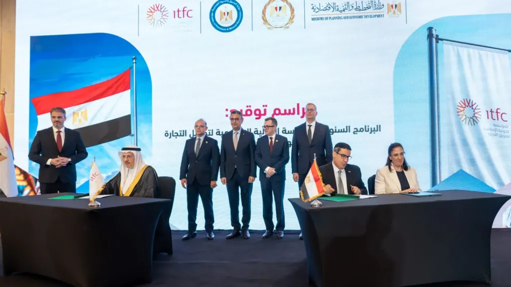جانب من توقيع البرنامج السنوى