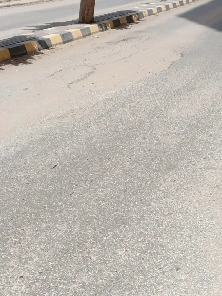 حفر وتشققات