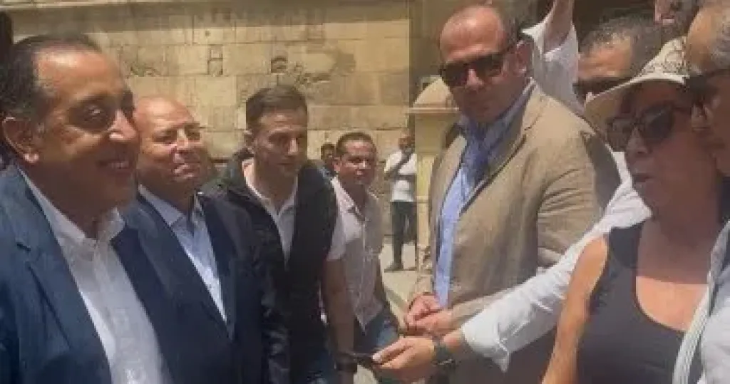 حوار ودي بين رئيس الوزراء وعدد من السائحين بشارع المعز