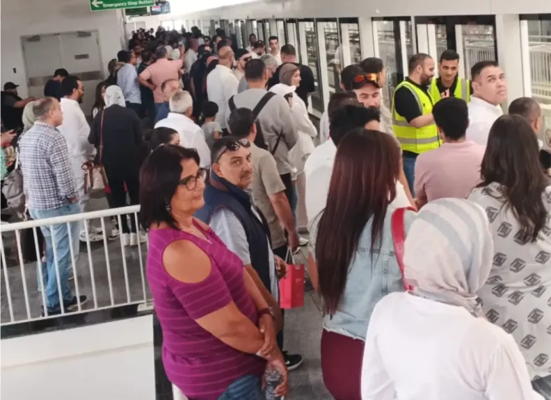 اقبال كبير من المواطنين على استخدام قطارات المونوريل