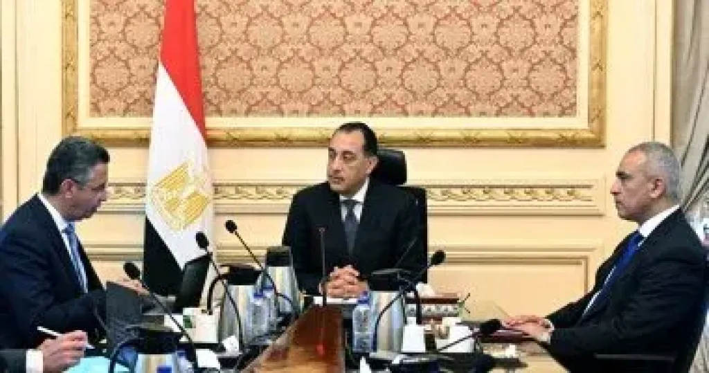 رئيس الوزراء ووزير التموين خلال الاجتماع