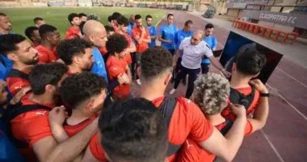 على ماهر مع لاعبى سيراميكا