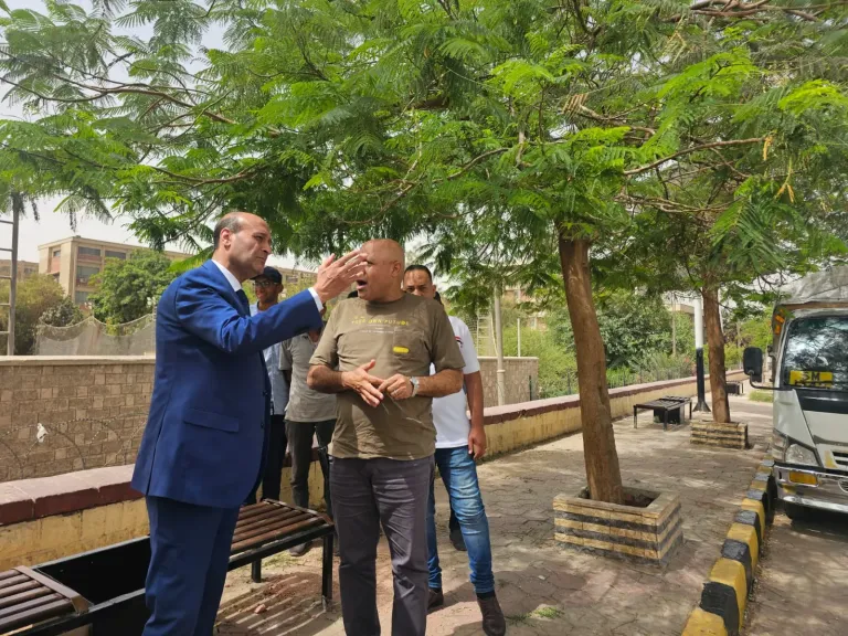 جانب من متابعه 