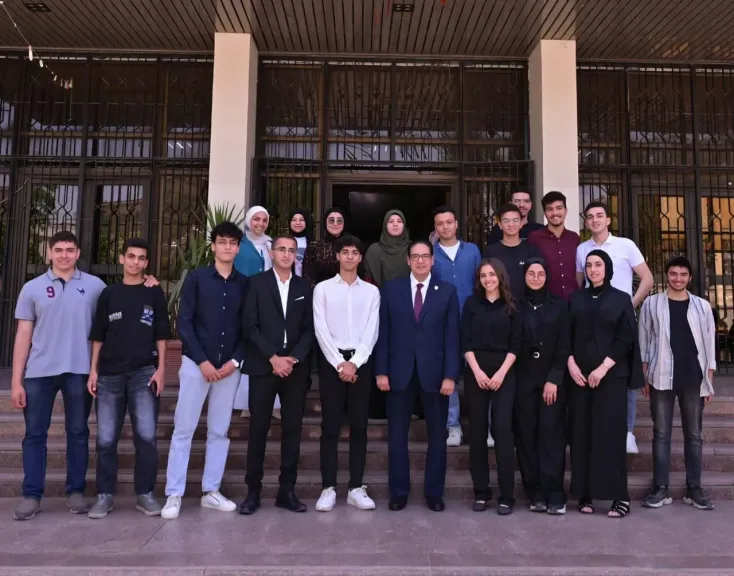 رئيس جامعة القاهرة والفريق الطلابى