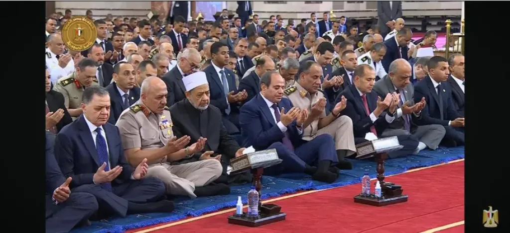 الرئيس السيسي يستمع إلي خطبة عيد الأضحى بمسجد الرحمن الرحيم