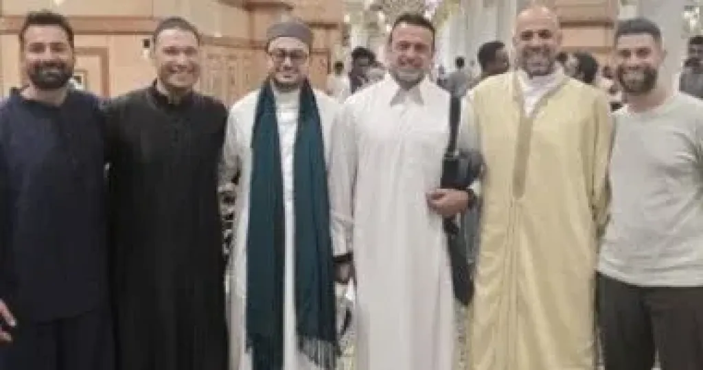 تواجد عدد كبير من نجوم الفن والاعلام لأداء مناسك الحج