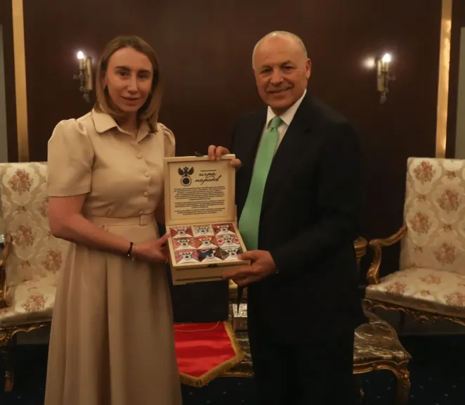 أبو ريدة يتبادل الدروع التذكارية مع رئيسة بعثة منتخب روسيا 