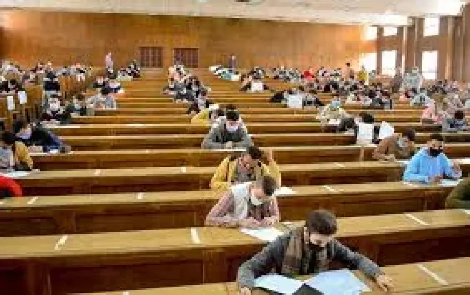 امتحانات جامعية