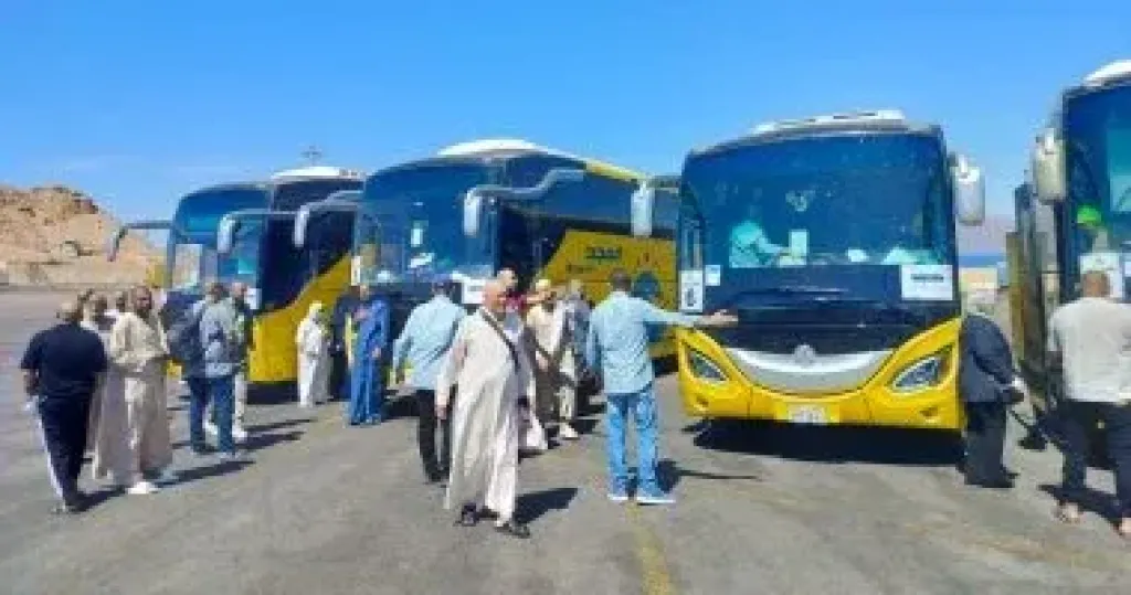 بدء أولى رحلات عودة حجاج الحج السياحي البري