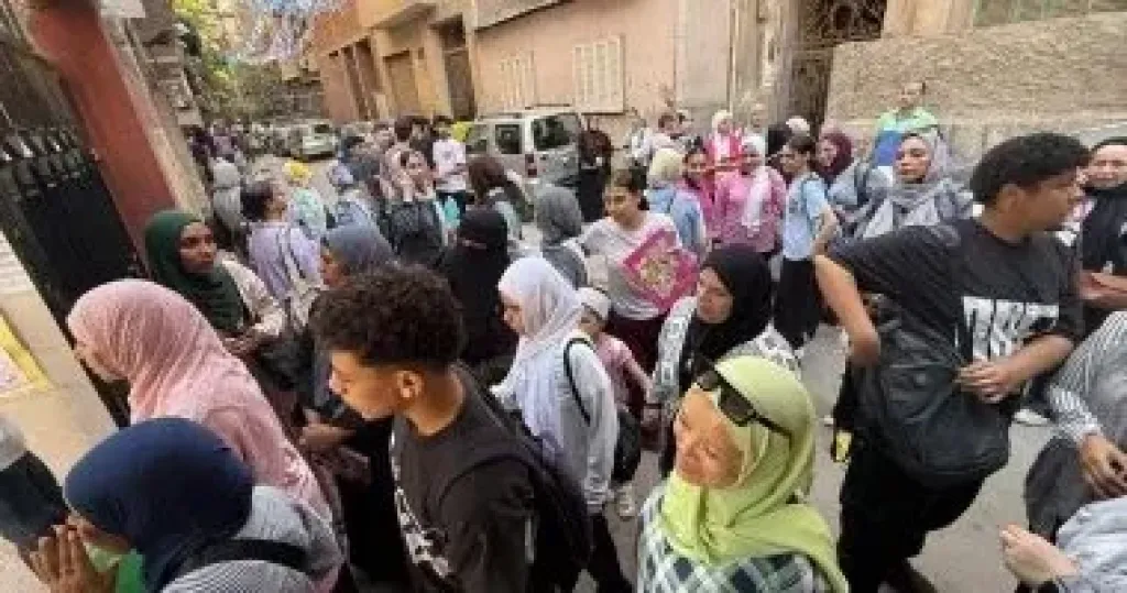 تفتيش طلاب الاعدادية قبل دخول اللجان