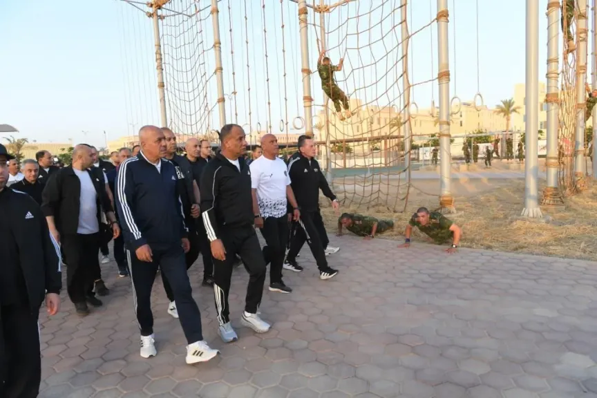 وزير الدفاع يرافقه عدد من الوزراء بالأكاديمية العسكرية