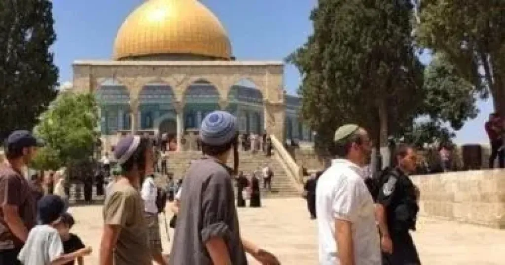 متطرفون فى دولة الاحتلال يقتحمون باحة الأقصى تحت حراسة الأمن