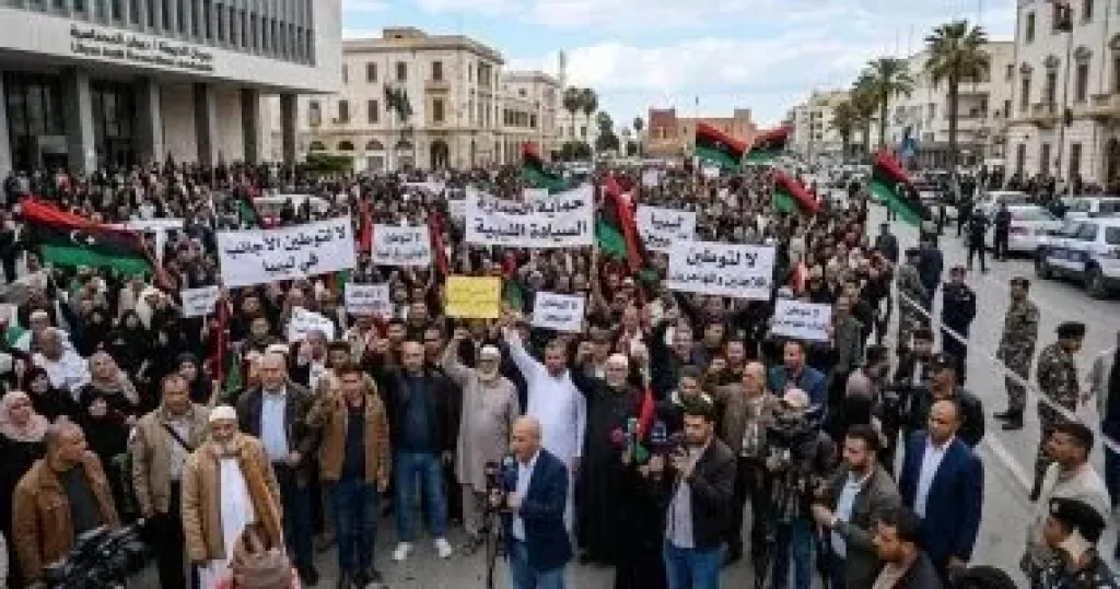 صورة مولدة بالذكاء الاصطناعى لاحتجاجات مواطنين ليبيين على توطين الأجانب